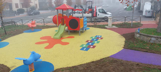 Realizzata un’area gioco inclusiva al giardino di piazza Indipendenza a Pian di Scò