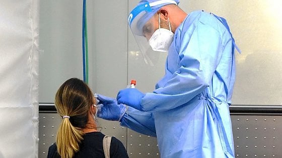 Coronavirus, tamponi GRATUITI per i viaggiatori che rientrano in Toscana
