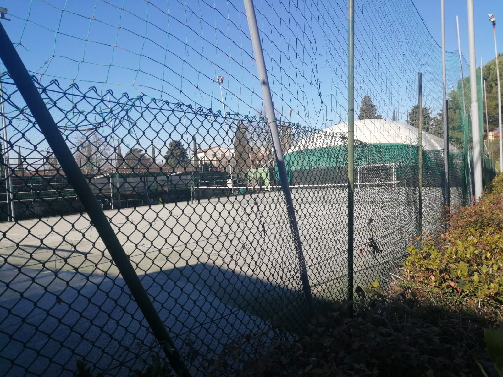 Manutenzione straordinaria all’impianto sportivo di Castelfranco di Sopra; i dettagli sui lavori al campo da tennis e di calcetto