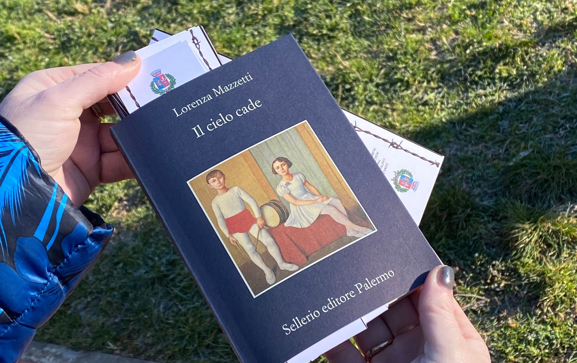Giorno della Memoria, la consegna del libro “Il Cielo cade” agli studenti delle scuole medie e la firma della proposta di legge contro la propaganda fascista e nazista